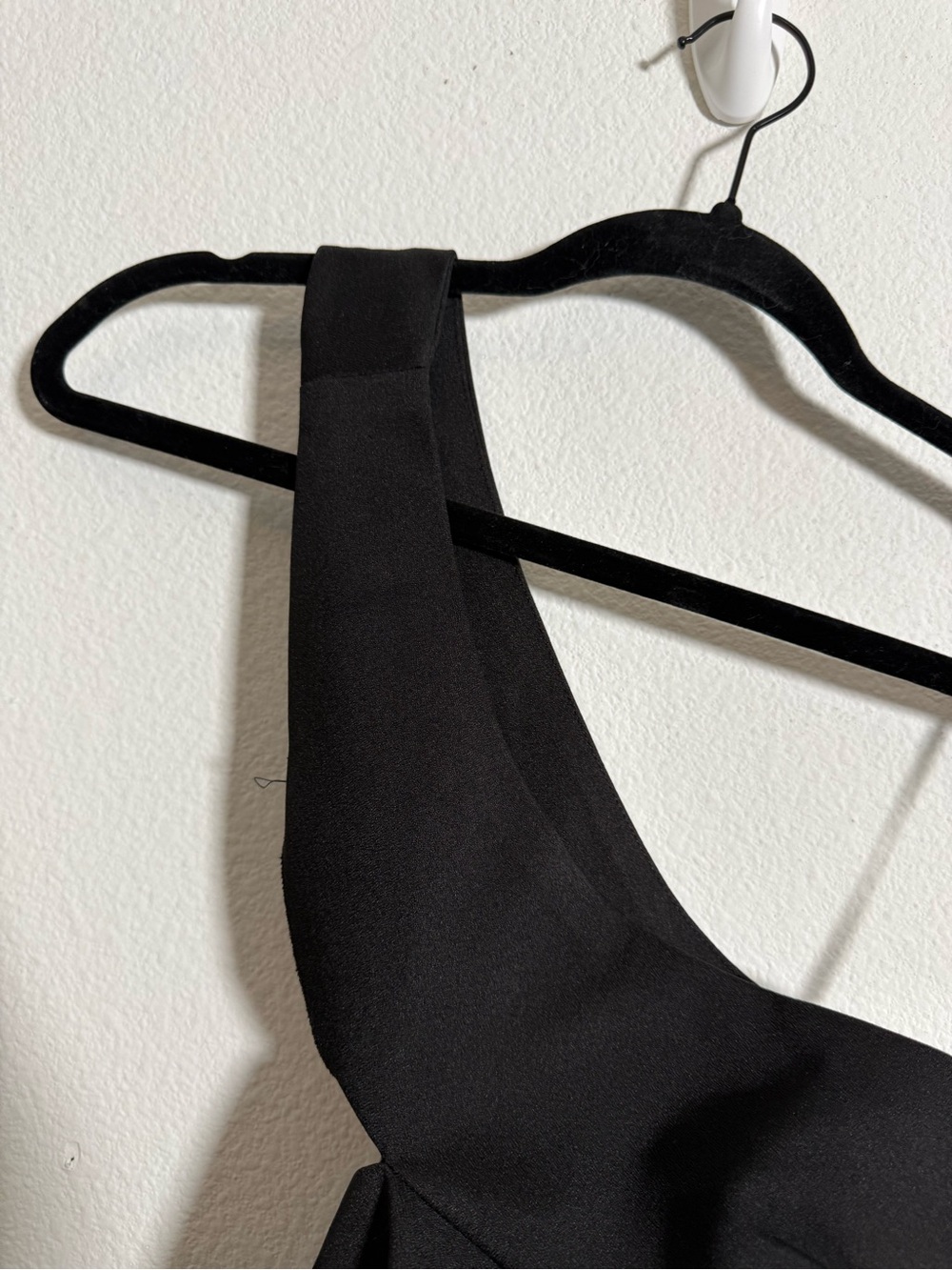 Elliatt Convergence Dress Black One Shoulder Asymmetrical Ruffle Cocktail Dress - Picture 4 of 11